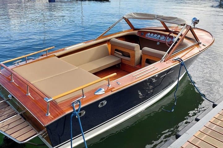 2h Tour with Vintage Wooden Boat on Lake Como