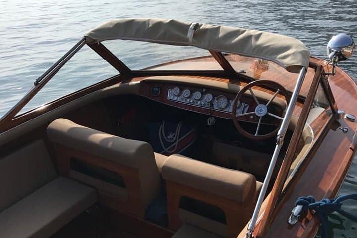 2h Tour with Vintage Wooden Boat on Lake Como