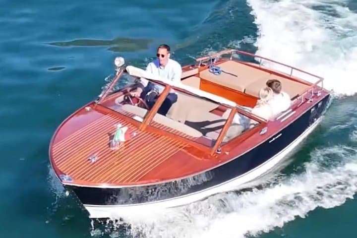 2h Tour with Vintage Wooden Boat on Lake Como