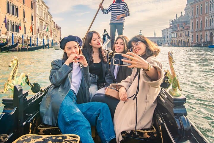 Venice Gondola ride with Skip the Line Doge's Palace tour