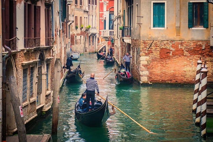 Venice Gondola Ride: 30-Minute Classic Canal Experience
