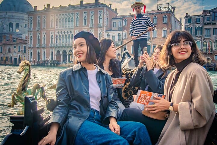 Venice Gondola Ride: 30-Minute Classic Canal Experience