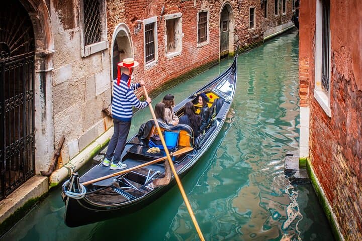 Venice Gondola Ride: 30-Minute Classic Canal Experience
