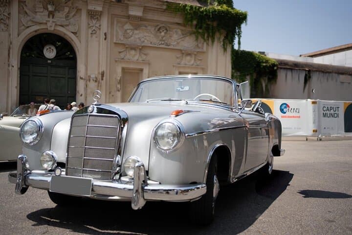 Mercedes-Benz 220 SE cabrio & Triumph TR3 A cabrio