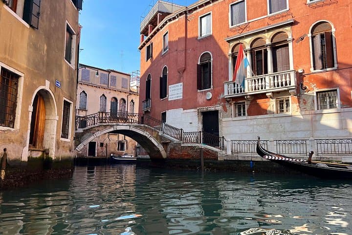 Romantic EN Gondola Tour in Venice - EN French Guide