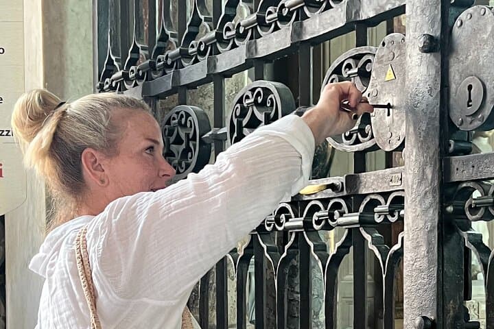 Open the gate and the doors of the Vatican Museums