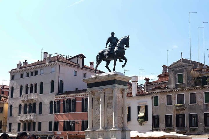 City Center Walking Tour in Venice & Gondola Ride Experience