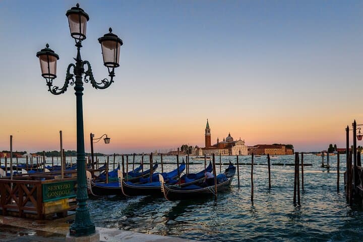 Gondola private VIP Experience : Discover the Floating City