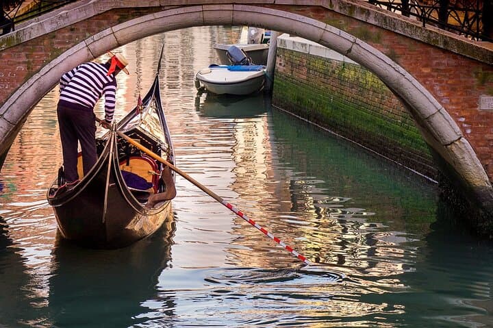Gondola private VIP Experience : Discover the Floating City