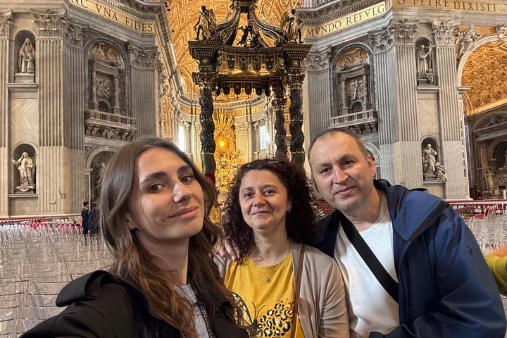 A snapshot from the tour with Bernini’s Baldachin beautifully in the background.