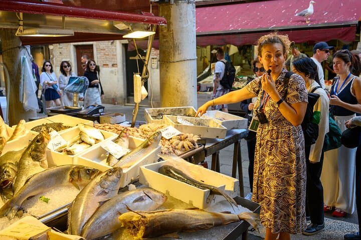 Rialto Market Food Tour: Wine Tasting and Sightseeing in Venice
