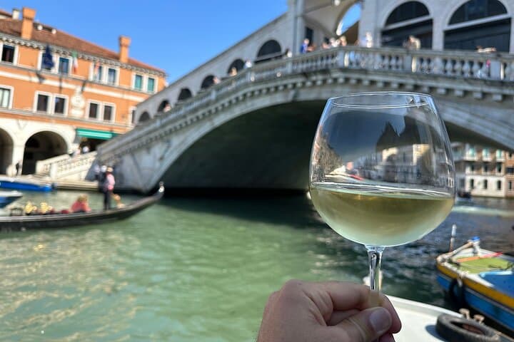 Rialto Market Food Tour: Wine Tasting and Sightseeing in Venice