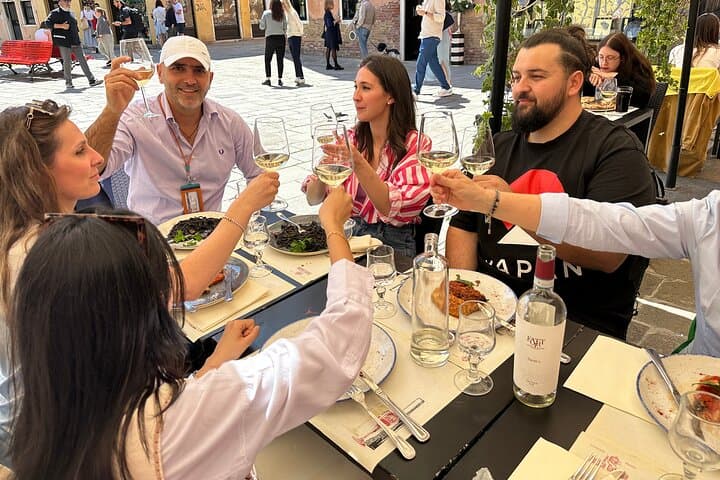 Rialto Market Food Tour: Wine Tasting and Sightseeing in Venice