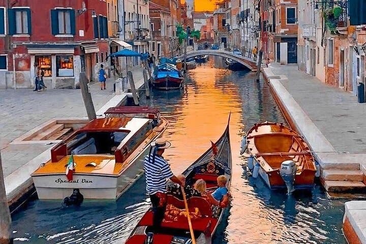 Venice: 1-Hour VIP Private Gondola Ride with Champagne & Photos