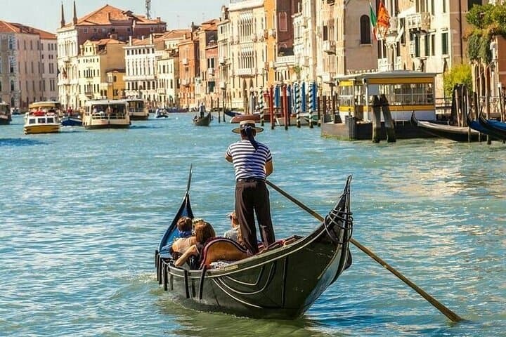 Venice: 1-Hour VIP Private Gondola Ride with Champagne & Photos