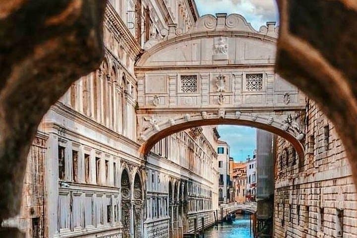 Venice: 1-Hour VIP Private Gondola Ride with Champagne & Photos