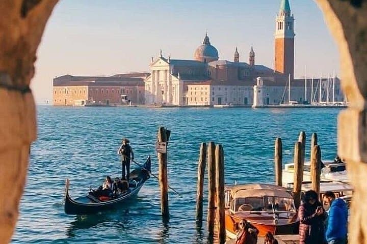 Venice: 1-Hour VIP Private Gondola Ride with Champagne & Photos