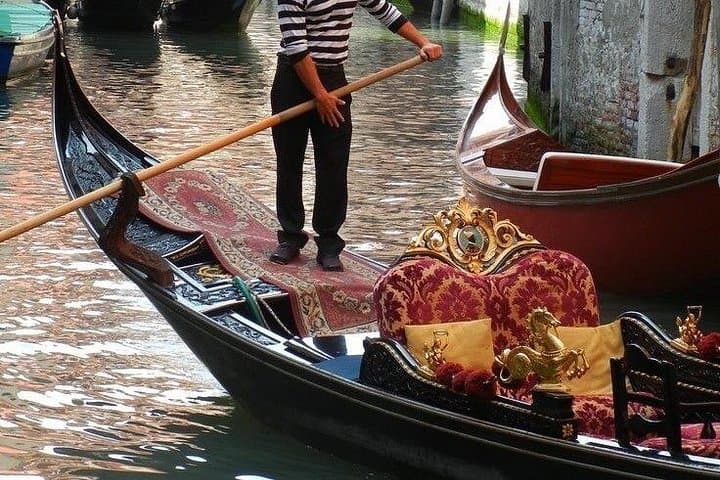 Venice: 1-Hour VIP Private Gondola Ride with Champagne & Photos