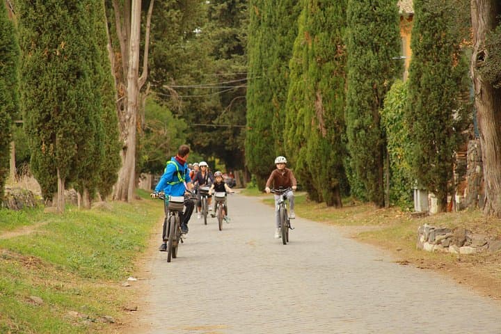 Deluxe Appian Way Bike Tour with Catacombs and Traditional Lunch