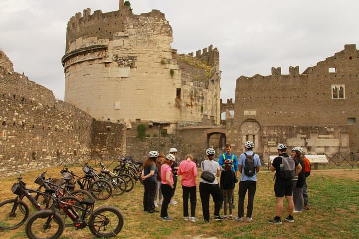 Deluxe Appian Way Bike Tour with Catacombs and Traditional Lunch