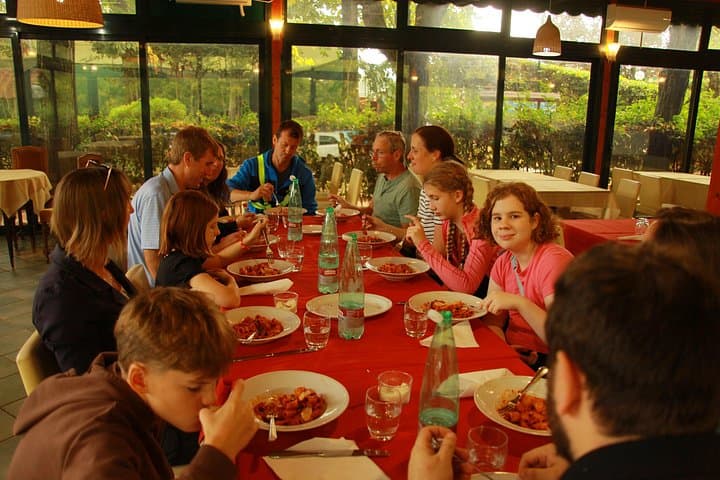 Deluxe Appian Way Bike Tour with Catacombs and Traditional Lunch