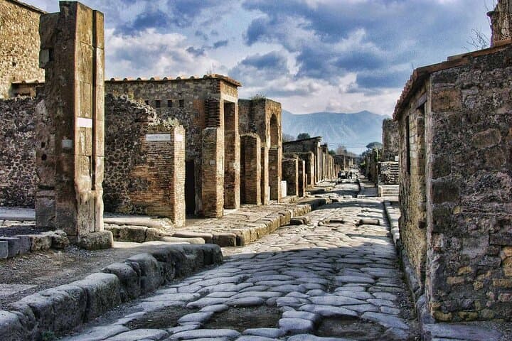 From Pompeii: Day Tour of Pompeii and Vesuvius with Bus Transfer