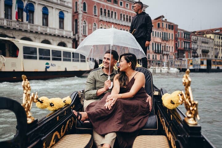 Romantic Venice Photoshooting (land + gondola)