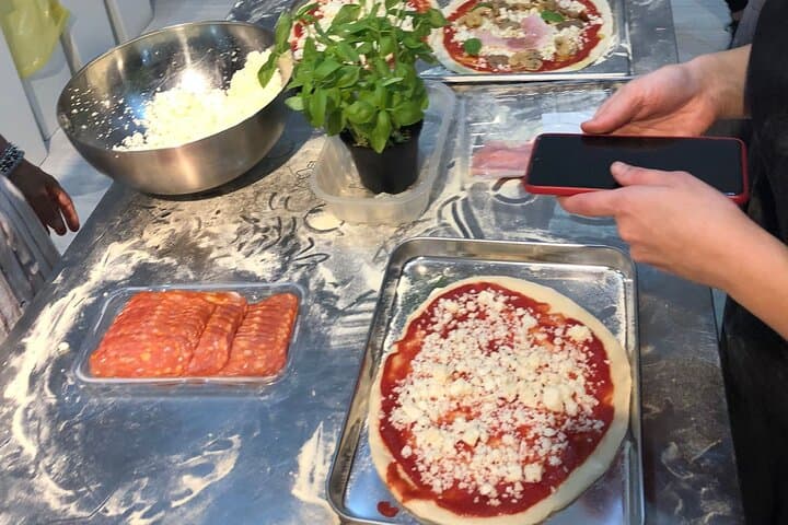 Pizza and Tiramisu lesson in Milan