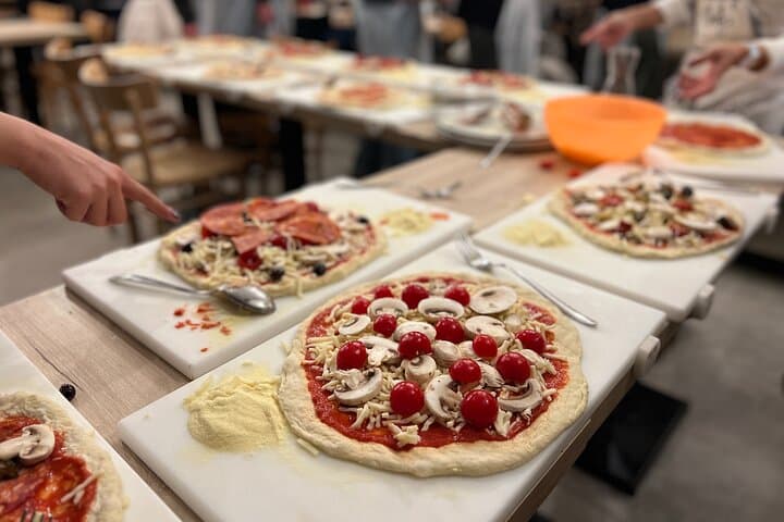 Delicious and fresh ingredients to assemble your pizza!