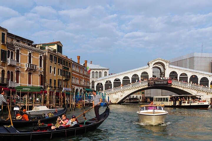 Venice Tour: Skip-Line St Mark’s & Gondola Ride