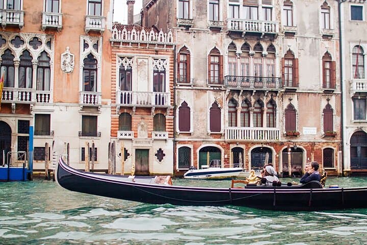 Venice Tour: Skip-Line St Mark’s & Gondola Ride