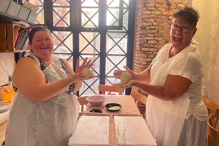 Palermo: Small Group Pizza Making Class with Wine and Soft Drinks