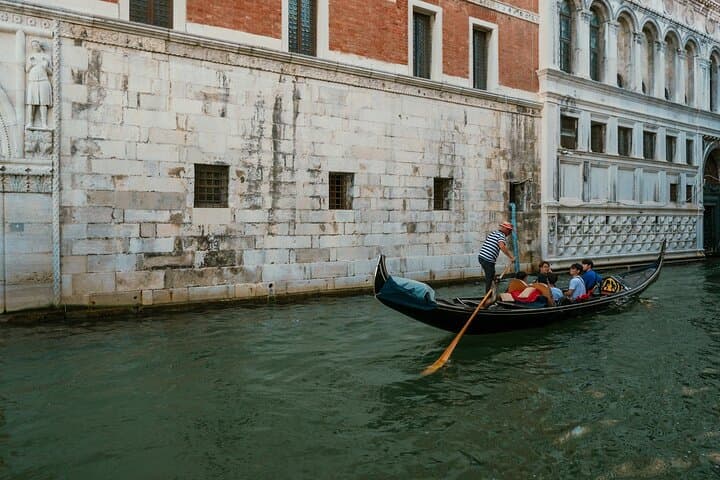 Shared Gondola Ride with Bridge of Sighs Views