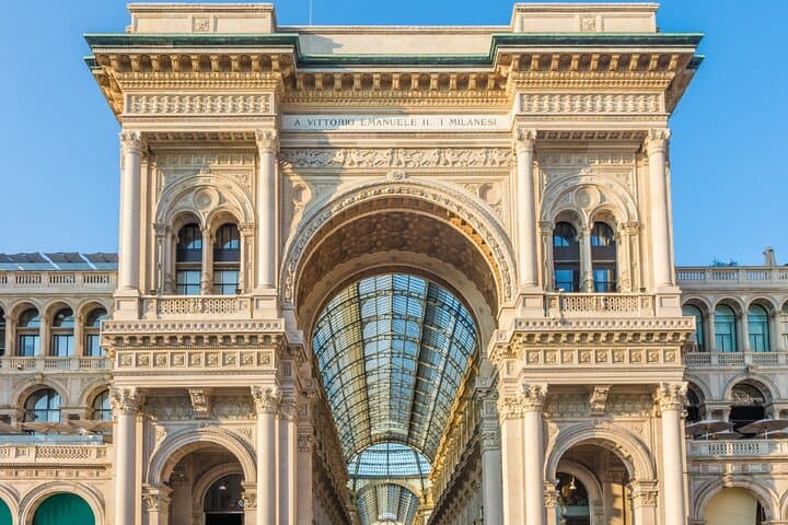 Galleria Vittorio Emanuele II: The "Salon of Milan", temple of luxury and architecture.