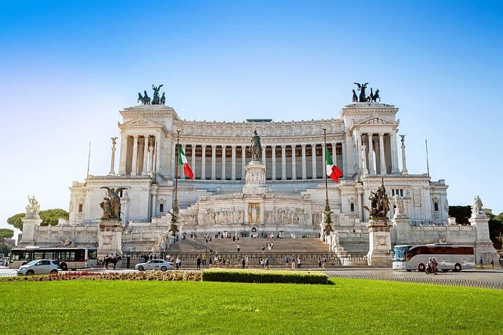 Monument to Victor Emmanuel II (Altare della Patria): Imperial grandeur in Venice Square.