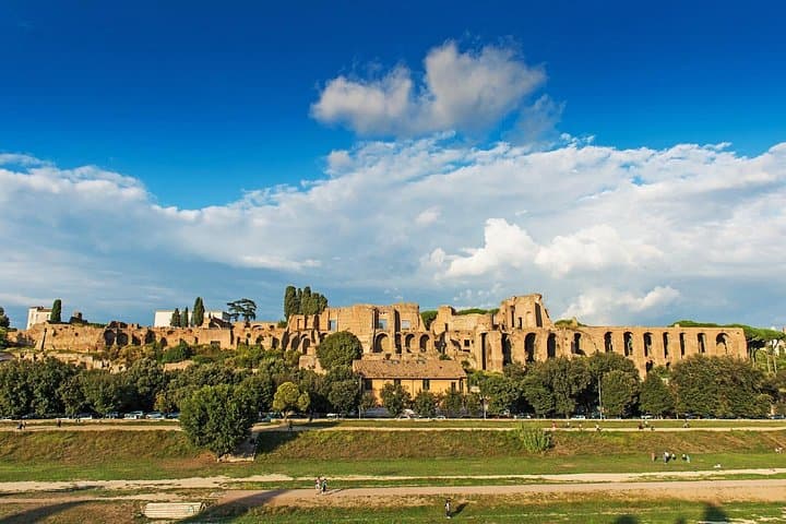 Circo Massimo and Palatine Mountain: The huge tank stadium at the foot of the Imperial Hill.