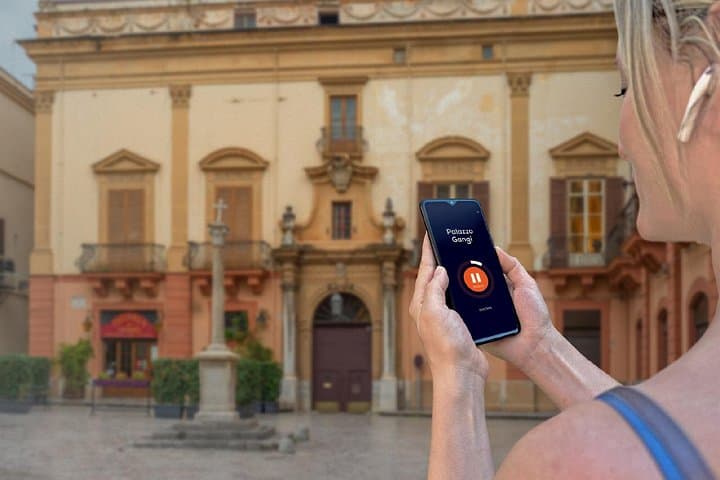 Visit of Palermo in freedom: At the crossroads of the Quattro Canti, the symbolic baroque center of the city.