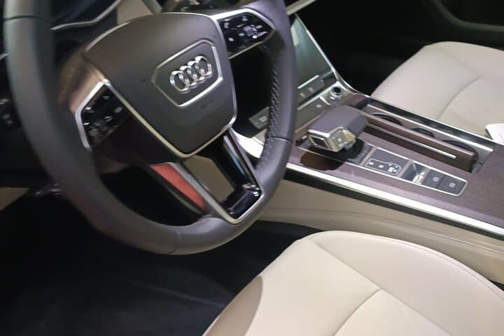 Private Luxury transfer Milan center to/from train metro station