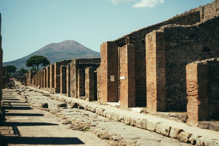 Visit Pompeii bus roundtrip with ticket