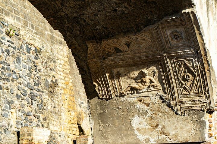 Visit Pompeii bus roundtrip with ticket