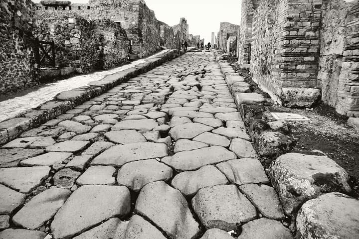 Visit Pompeii bus roundtrip with ticket