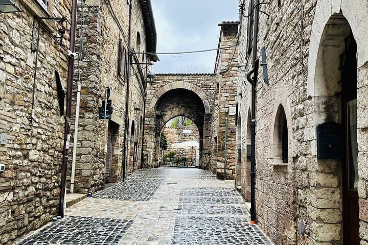 Assisi: Three Saints, St Carlo, Francis & Clare Walking Tour