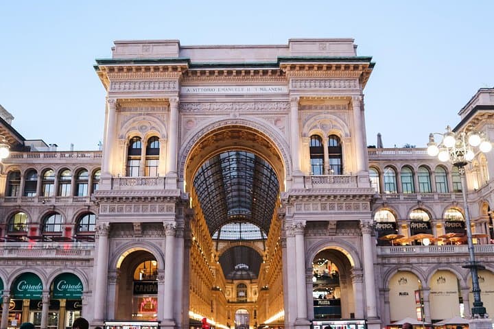 Milan Electric Bike Highlights Tour with Local Guide