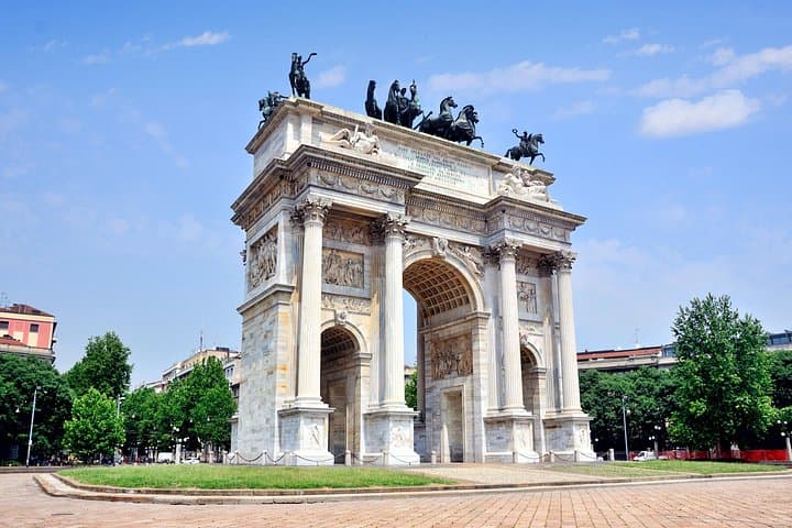 Milan Electric Bike Highlights Tour with Local Guide