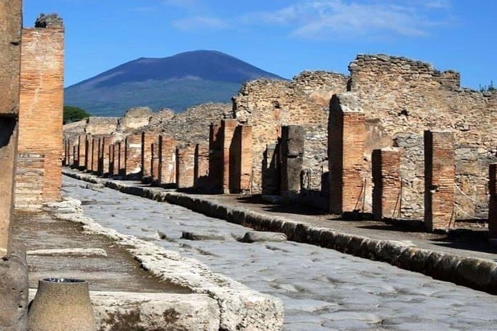 Pompeii, Vesuvius Hike and Wine Tasting with Lunch from Sorrento