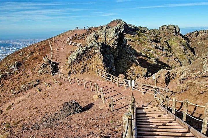 Pompeii, Vesuvius Hike and Wine Tasting with Lunch from Sorrento
