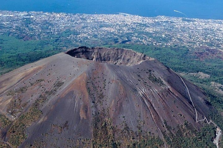 Pompeii, Vesuvius Hike and Wine Tasting with Lunch from Sorrento