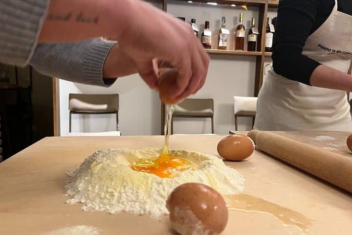 Hands-On Pasta and Tiramisu Class in a Florentine Palace