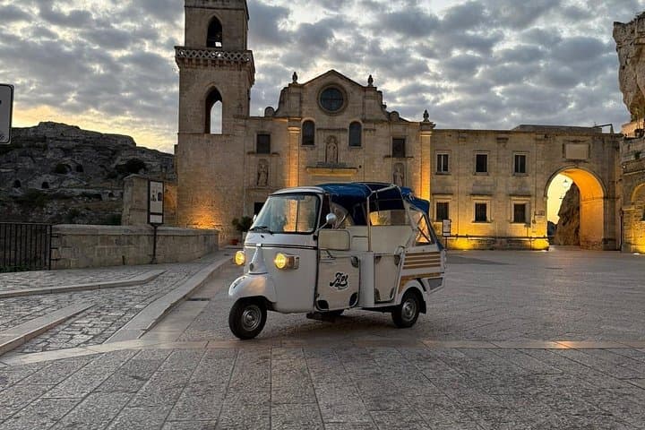 Matera: Panoramic TukTuk Tour with Cave House Entry