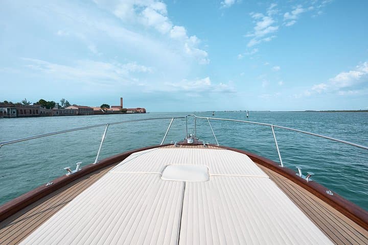 Luxury Boat Tour with Private Guide and Aperitif on Board (2h)